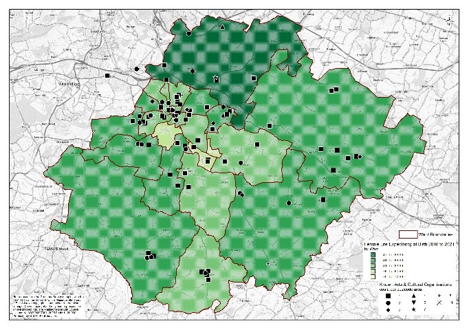 Map showing female life expectancy (2018–2020) by area in shades of green. Darker green means higher life expectancy. Black squares show museums and cultural sites: small for local, medium for independent, large for national. Red border outlines the study area.